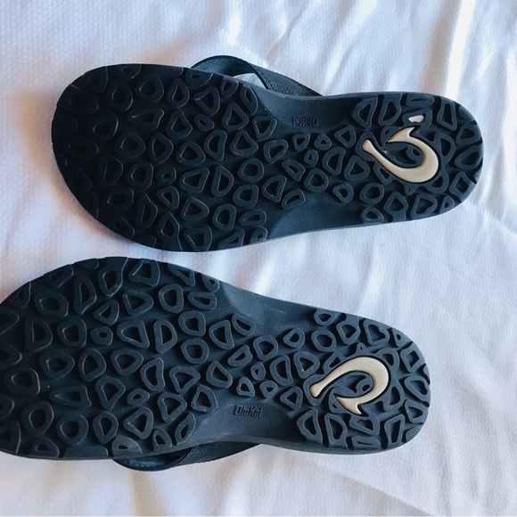Olukai Black Flip Flop Sandals - Picture 8 of 8
